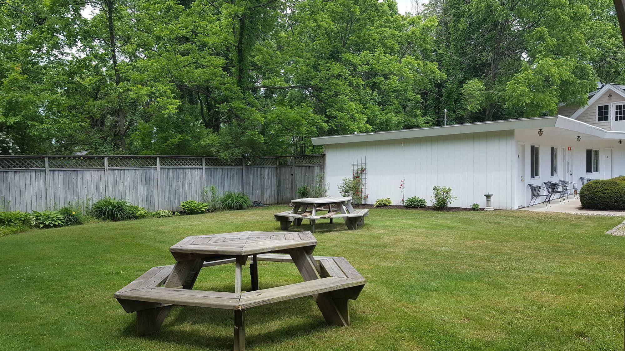Captain'S Quarters Motel Saugatuck Bagian luar foto